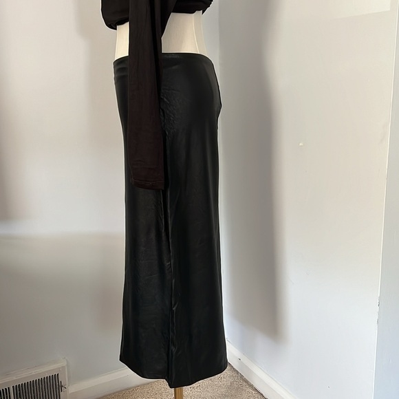 Commando smoothing Faux leather black skirt with 7” back slit - Picture 3 of 8